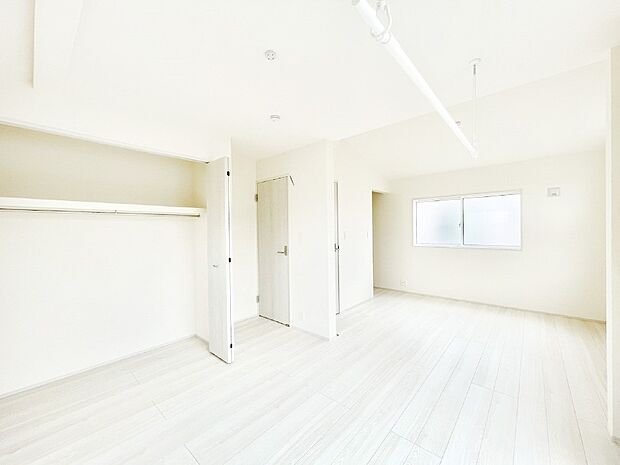 【寝室】ライフスタイルに合わせて2部屋として利用できる広々とした洋室。