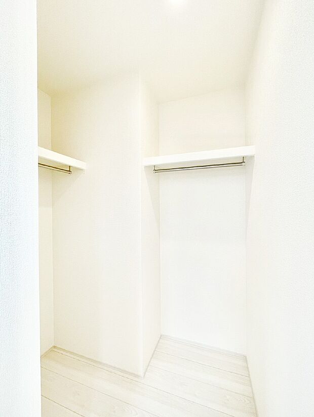 【ウォークインクローゼット】衣類をハンガーに掛けたまま収納できるWIC。衣類の整理整頓がしやすくて便利です!