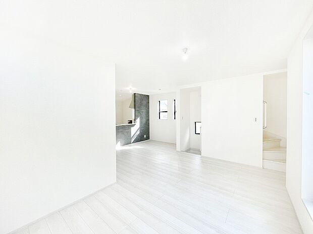 【ダイニング】明るい陽光が注ぎ、寛ぎの雰囲気に満たされるダイニング。   