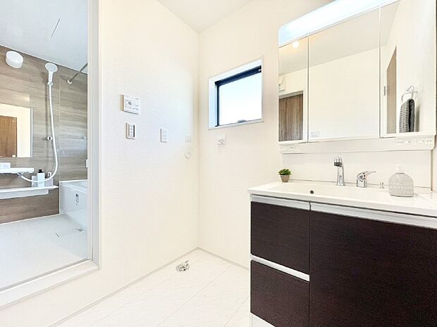 【脱衣場】清潔感ある洗面化粧室で朝の身支度も快適