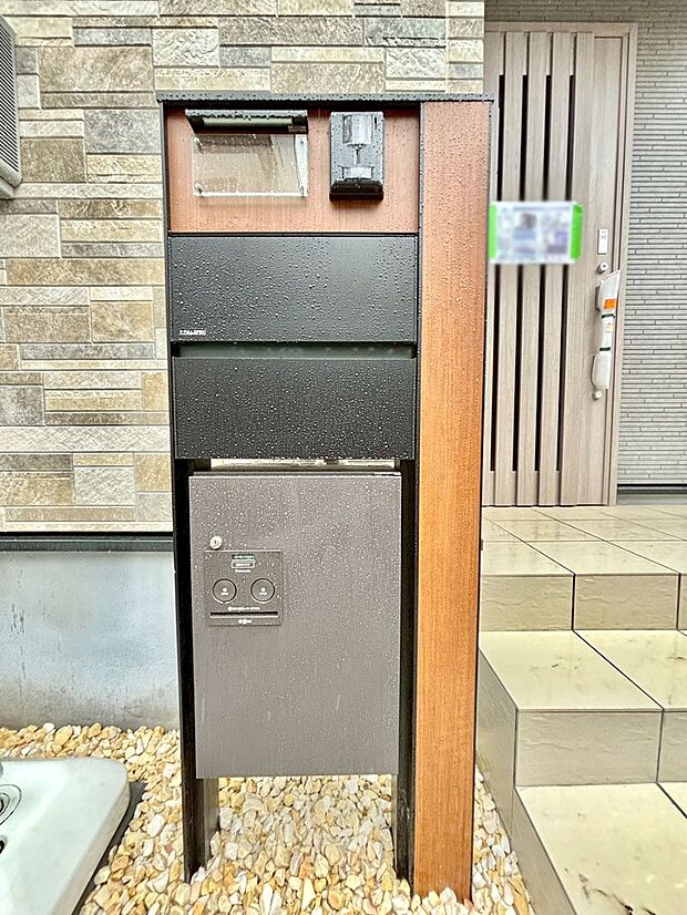 【その他現地】シンプルデザインのポスト。