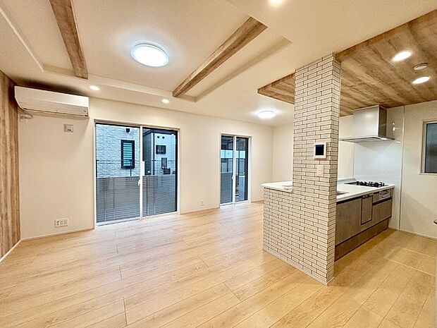 【リビングダイニング】大きな窓からたっぷりの陽光と風を感じられるリビング