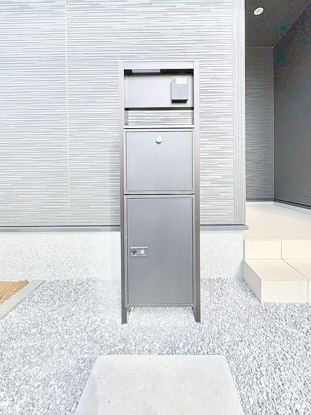 【その他現地】シンプルデザインのポスト。