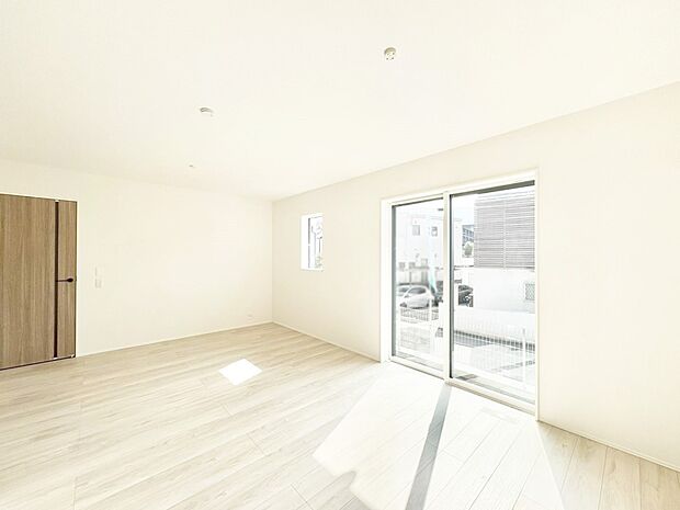 【ダイニング】明るい陽光が注ぎ、寛ぎの雰囲気に満たされるダイニング。