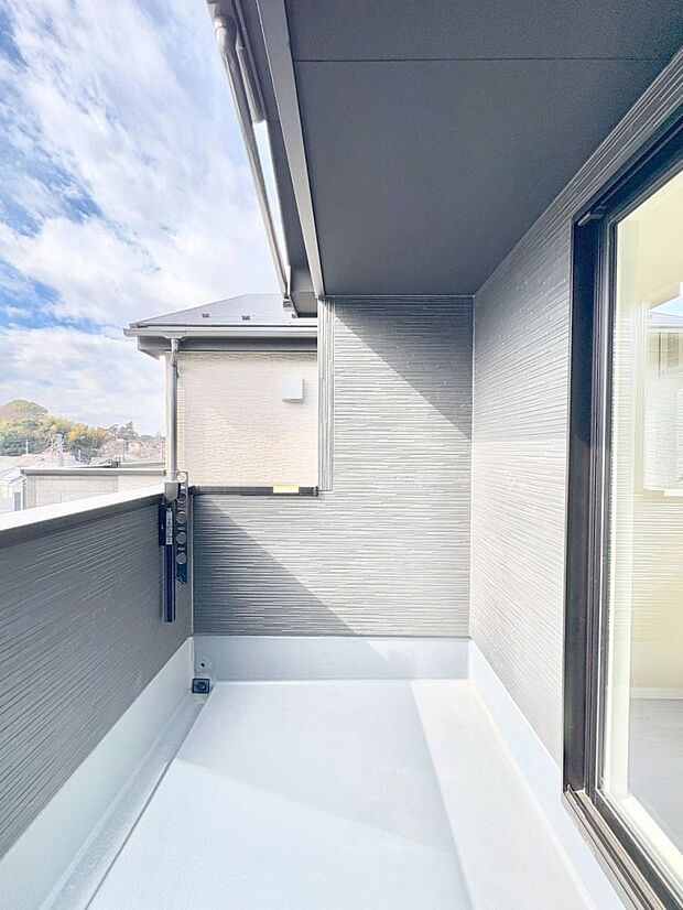 【バルコニー】ゆったりバルコニーだから沢山お洗濯ものを干せます。