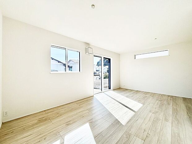 【リビングダイニング】大きな窓からたっぷりの陽光と風を感じられるリビング