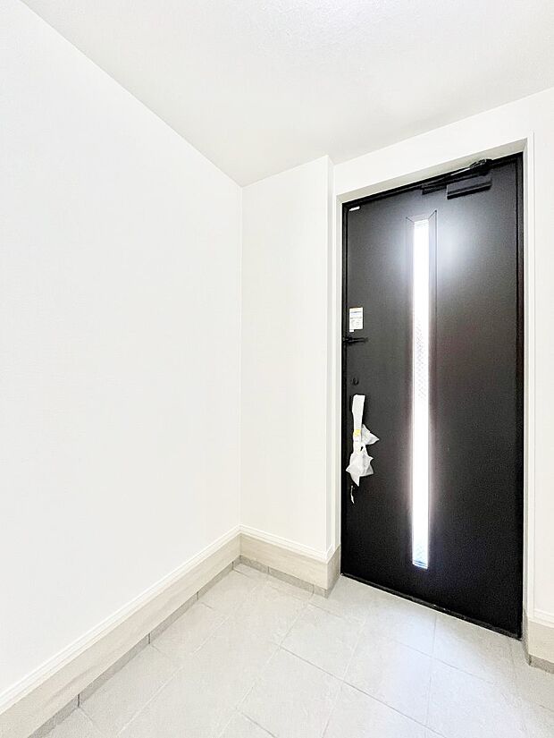 【玄関】ガラススリットの入った玄関ドアが室内に光を届けてくれます