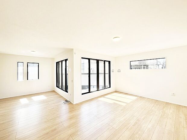 【リビングダイニング】大きな窓からたっぷりの陽光と風を感じられるリビング