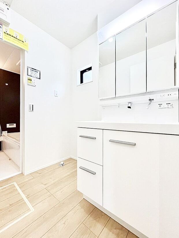 【脱衣場】清潔感ある洗面化粧室で朝の身支度も快適