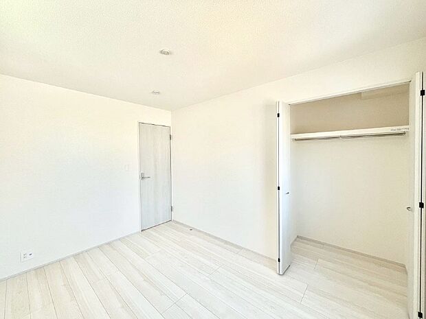 【寝室】収納が充実しているので居住スペースを広々使えます  