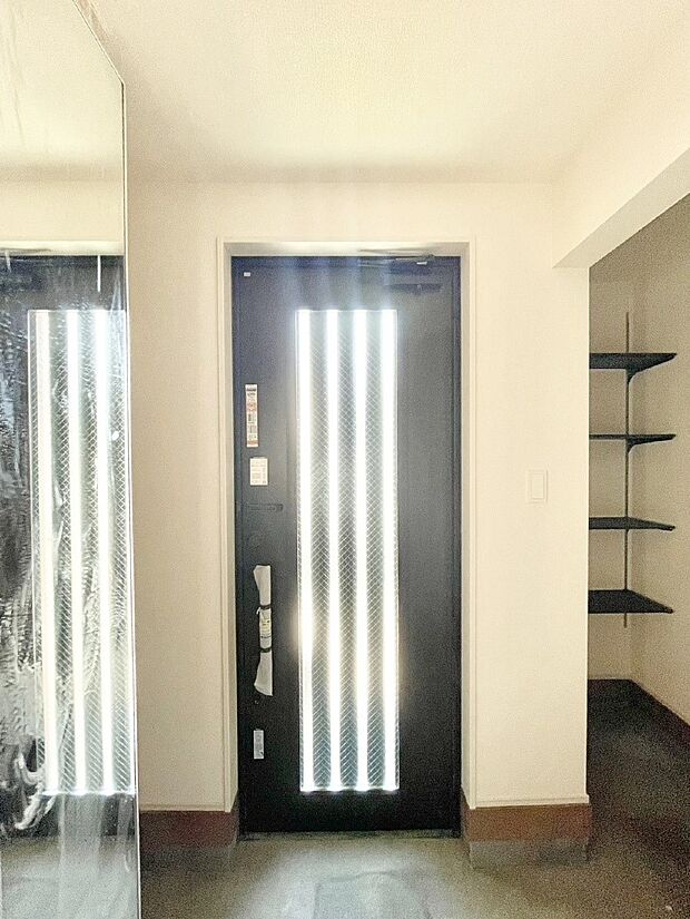 【玄関】明るい玄関はお客様をお出迎えするのにぴったりです！ 