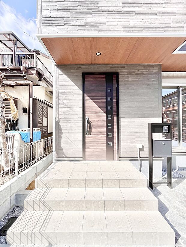 【玄関】玄関前は雨が降っても濡れにくい屋根付き