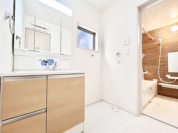 【脱衣場】清潔感ある洗面化粧室で朝の身支度も快適