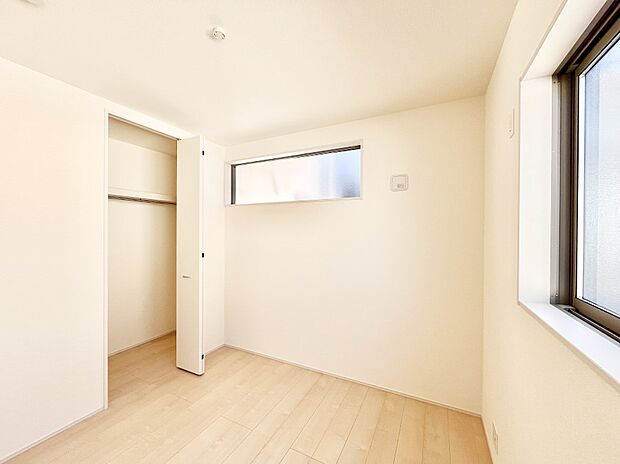 【子供部屋】窓からのやさしい光が心地よいプライベートルーム