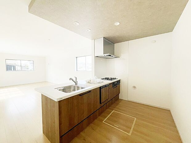 【ダイニングキッチン】料理をしながらでもご家族との会話を楽しめる対面キッチン