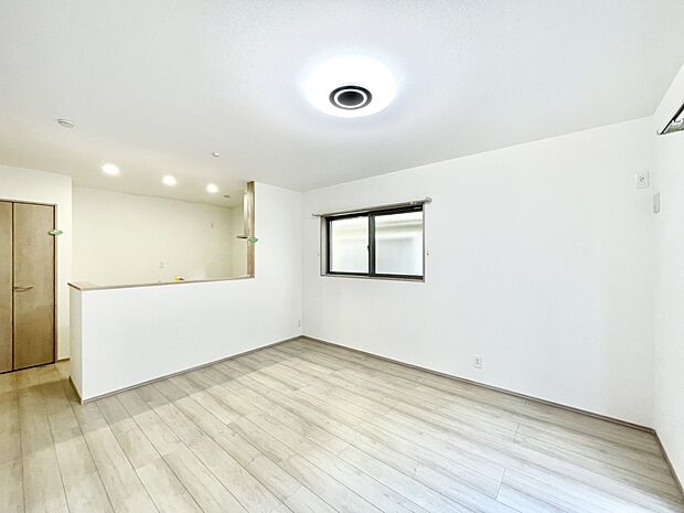 【ダイニング】シンプルなデザインなのでインテリアを考えるのも楽しみですね!