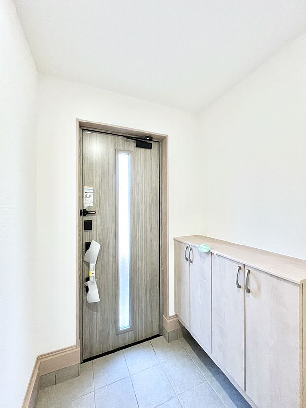 【玄関】ガラススリットの入った玄関ドアが室内に光を届けてくれます