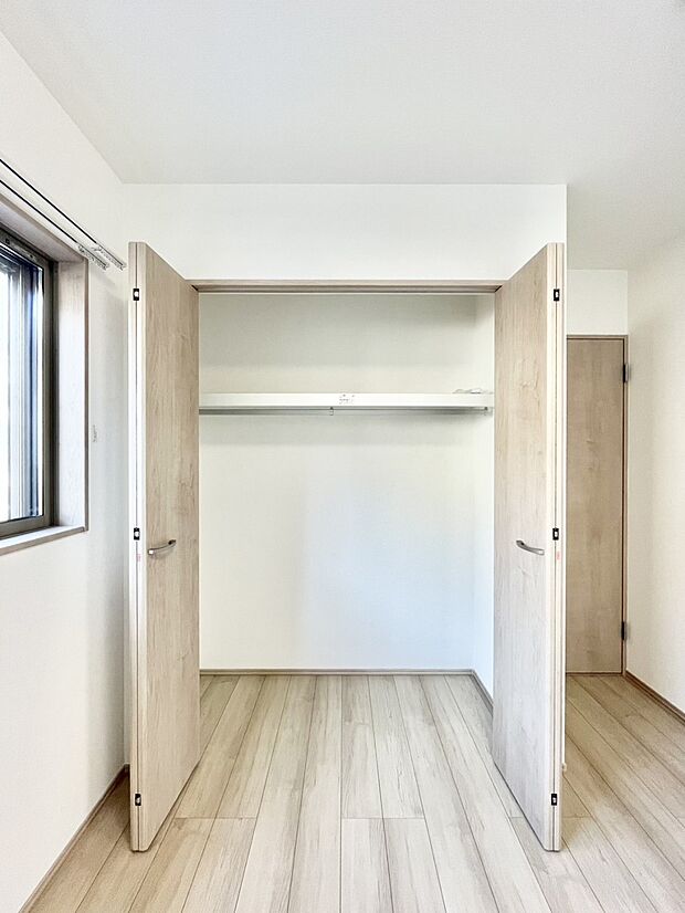 【収納】洋室のクローゼット。奥行きがあるので厚手の衣類もすっきり収まります。