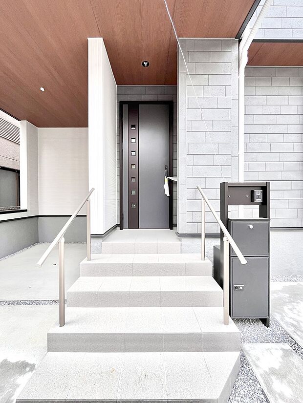 【玄関】大切な家族、来客を出迎える玄関。