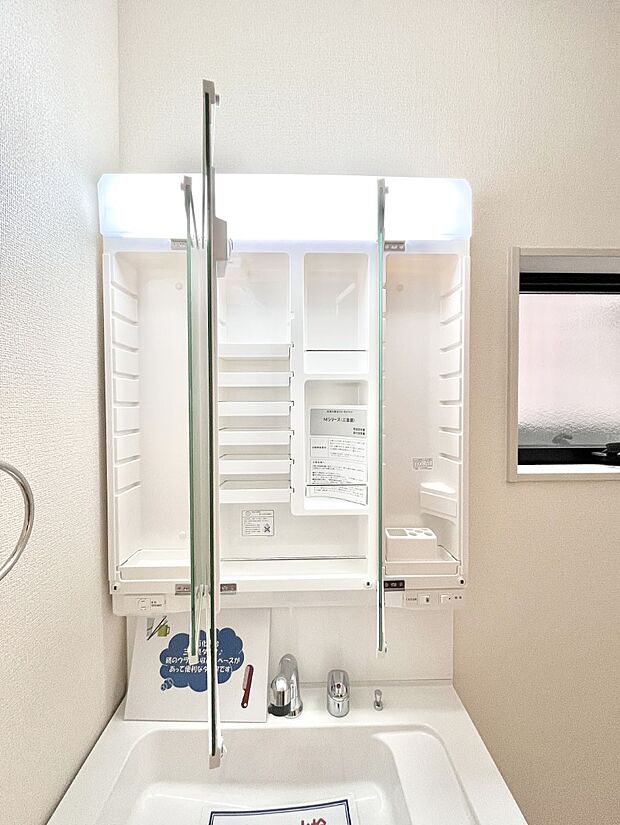 【三面鏡裏収納】三面鏡の裏に、化粧品や衛生用品などを収納可能。洗面台をすっきりと保ちます！