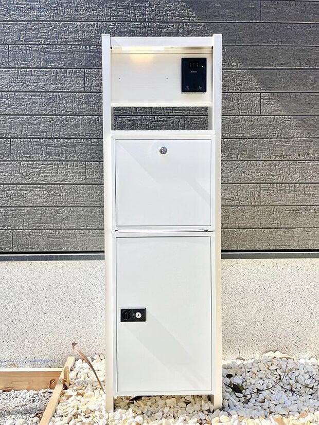 【その他現地】表札・インターホン・ポスト・宅配BOXをひとつに集約。エントランスになじむシンプルデザイン。