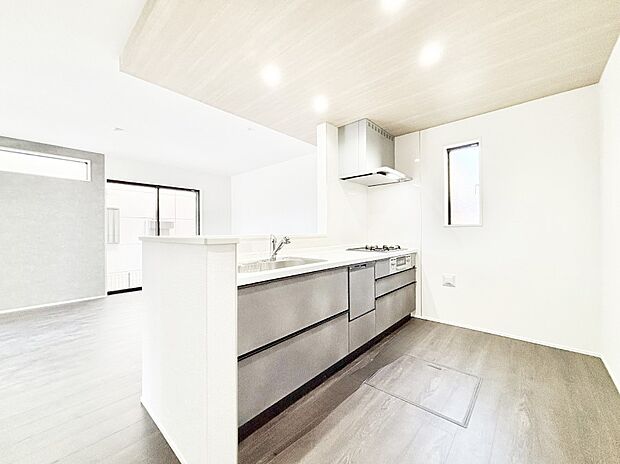 【ダイニングキッチン】料理をしながらご家族との会話を楽しめる対面カウンターキッチン