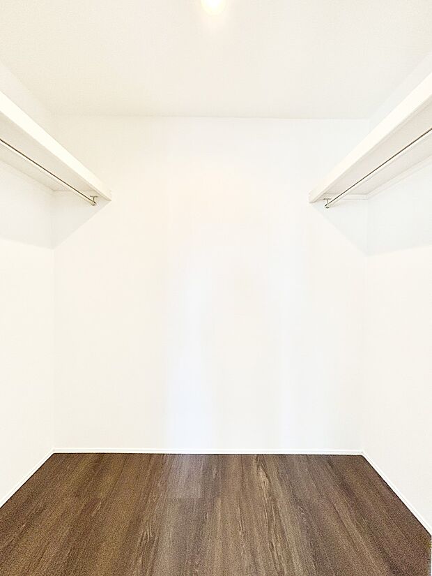 【ウォークインクローゼット】ウォークインクローゼットの活用で生活空間スッキリ