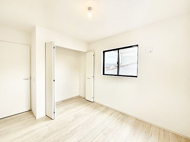 【寝室】使いやすい形でベットや家具の置き方にも困ることもありません。