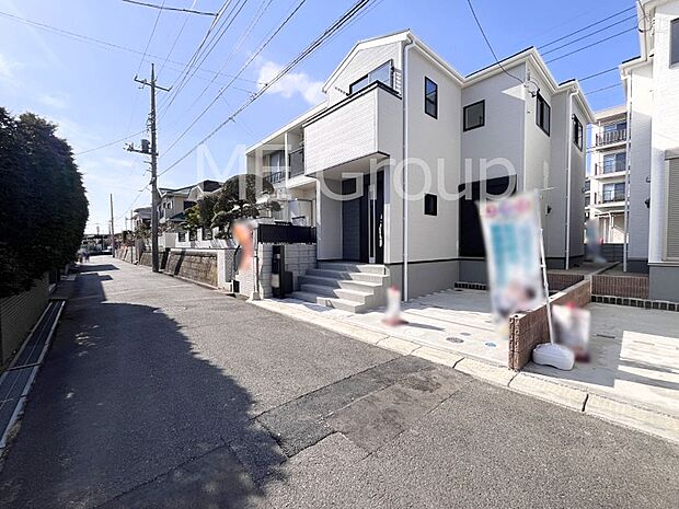 【前面道路含む現地写真】開放感を感じられる二方道路に面した立地。ここから始まる新生活を応援いたします！ 