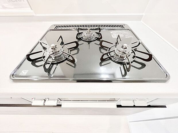 【Ｓｉセンサーコンロ】ガスコンロはＳｉセンサー搭載。火力調節や焦げ付き・消し忘れも防いでくれます。