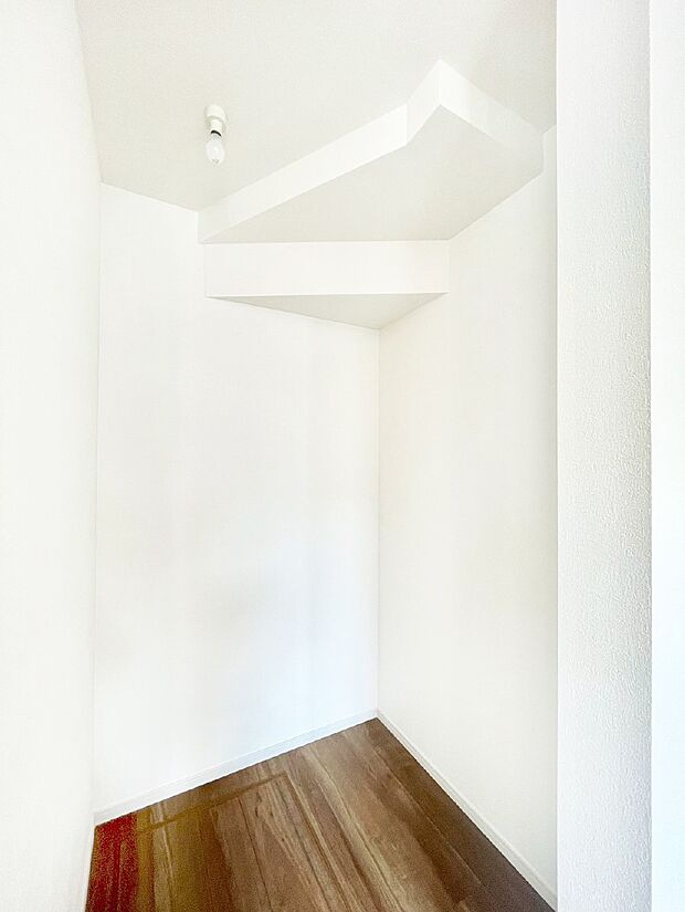 【ウォークインクローゼット】ウォークインクローゼット付きで生活空間を広く利用できます。