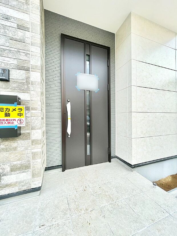 【玄関】大切な家族、来客を出迎える玄関。