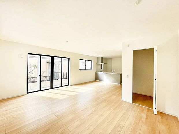 【リビングダイニング】明るい陽光が注ぎ、寛ぎの雰囲気に満たされるリビング・ダイニング。 