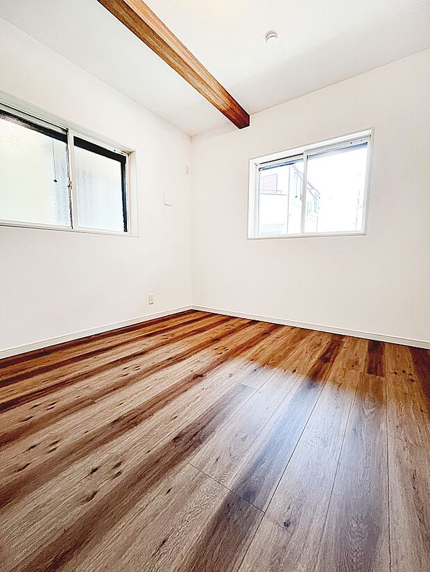 【子供部屋】２面採光で気持ちよく自然光が取り入れられるのでお子様のお部屋にもピッタリ