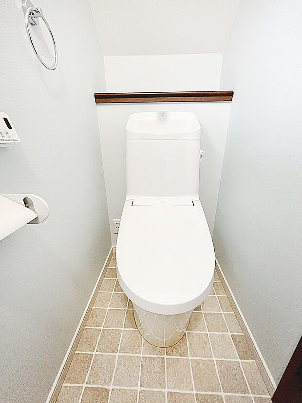 【トイレ】白を基調とした清潔感のある落ち着ける空間