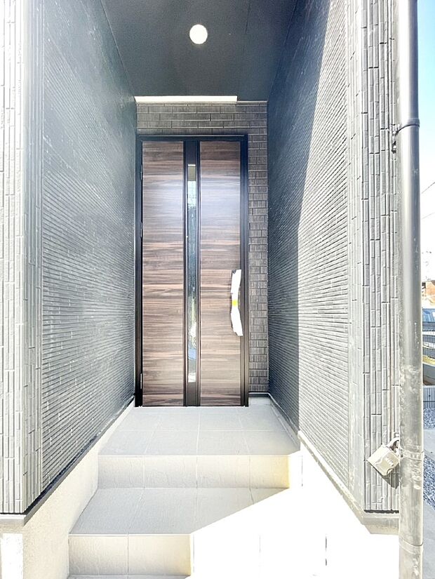 【玄関】大切な家族、来客を出迎える玄関。