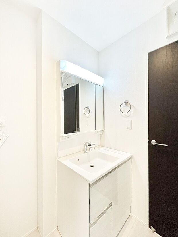 【脱衣場】身支度もスムーズにおこなえる脱衣場。  