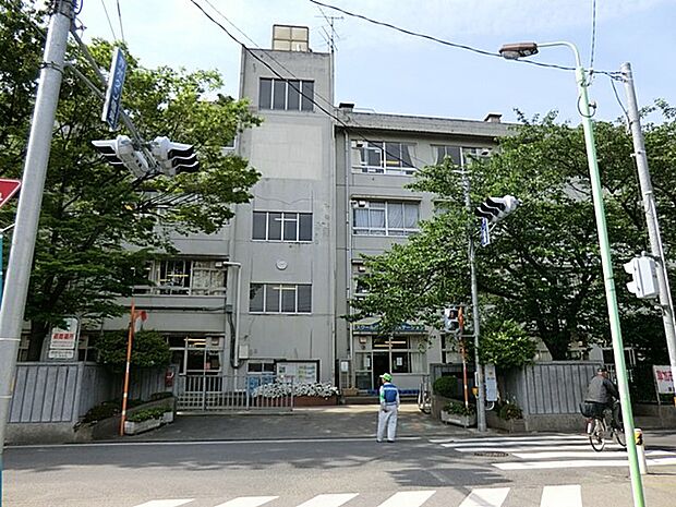 草加市立両新田小学校（約700m）