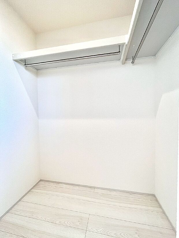 【ウォークインクローゼット】ウォークインクローゼット付きで生活空間を広く利用できます。