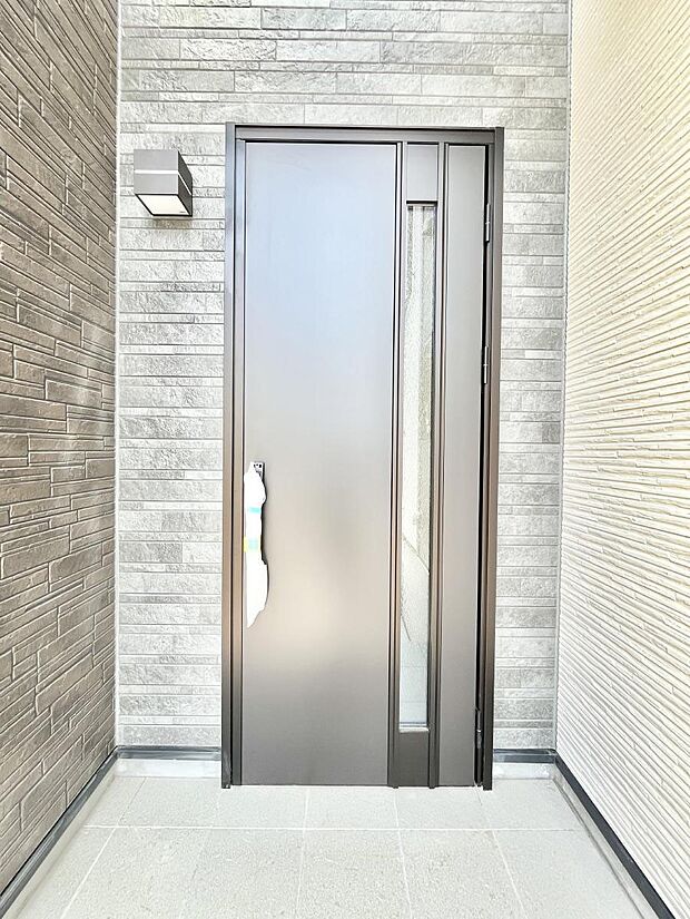 【玄関】大切な家族、来客を出迎える玄関。