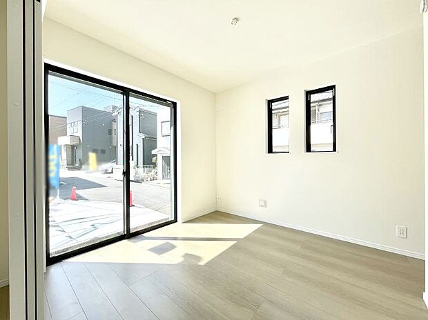 【子供部屋】2面採光の洋室。窓から入り込む陽光がお部屋全体を優しく包み込みます！