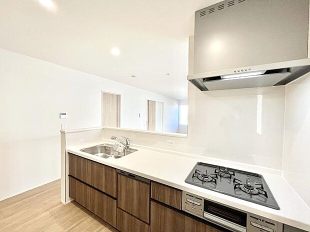 【ダイニングキッチン】料理をしながらでもご家族との会話を楽しめる対面キッチン