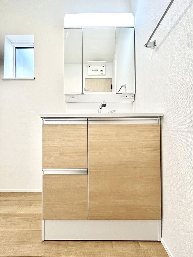 【洗面台・洗面所】大きく見やすい三面鏡で清潔感ある洗面台は、身だしなみチェックや肌のお手入れにおすすめです。