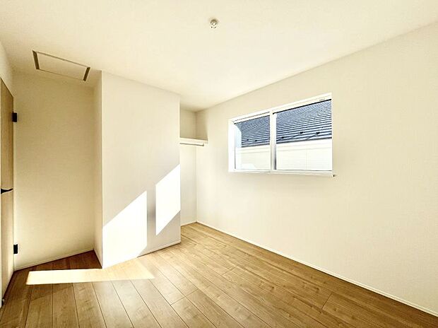 【子供部屋】窓からのやさしい光が心地よいプライベートルーム