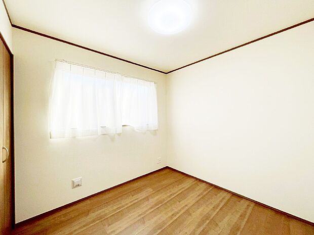 【子供部屋】窓からのやさしい光が心地よいプライベートルーム