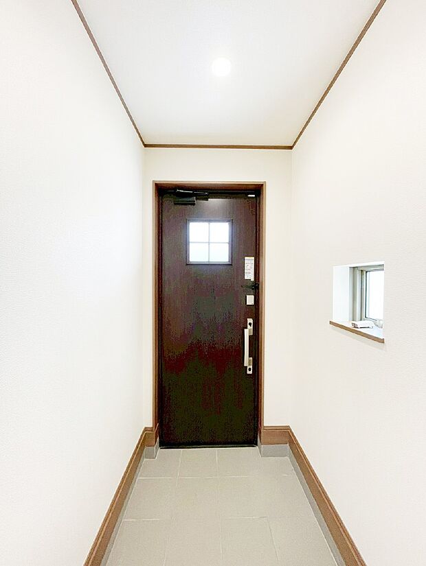 【玄関】小窓から陽光を感じられる玄関
