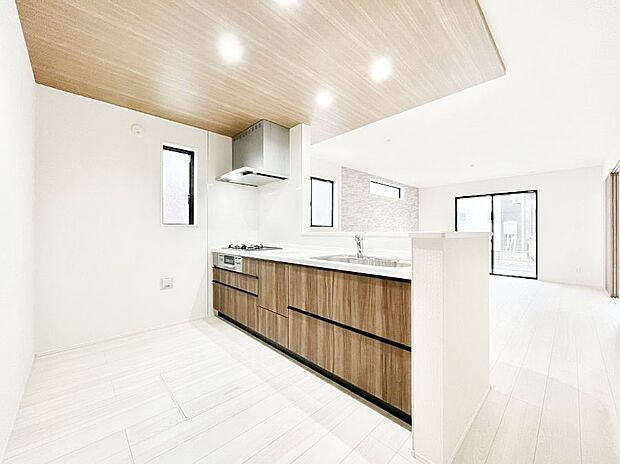 【ダイニングキッチン】ご家族の会話弾む対面キッチン。お料理中のパパママもご家族と過ごす時間が増えそう！