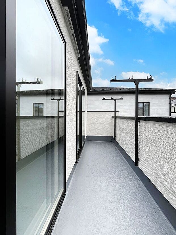 【バルコニー】毎日のお洗濯に大活躍！2部屋から出入りできる南向きバルコニー！
