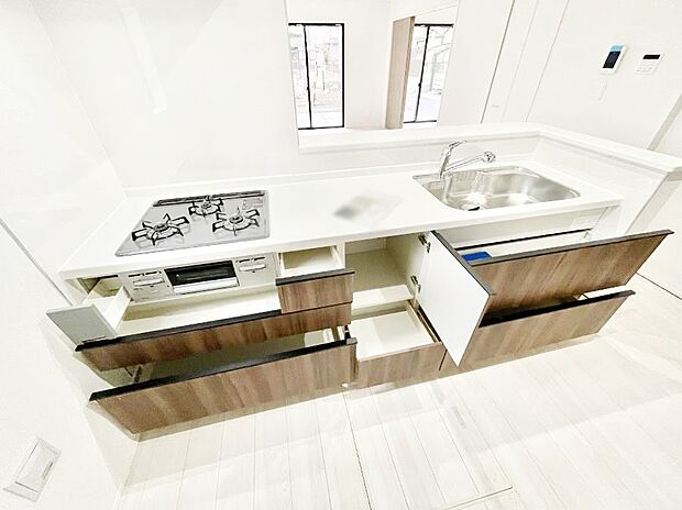 【キッチン収納】収納スペースもたっぷり！広々とした作業スペースで家事もラクラク！ 