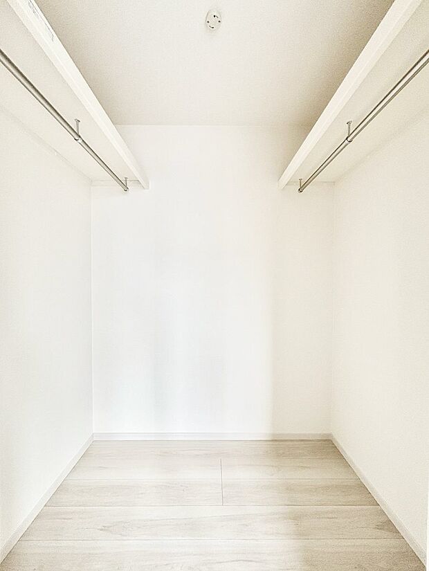 【ウォークインクローゼット】ウォークインクローゼットの活用で生活空間スッキリ